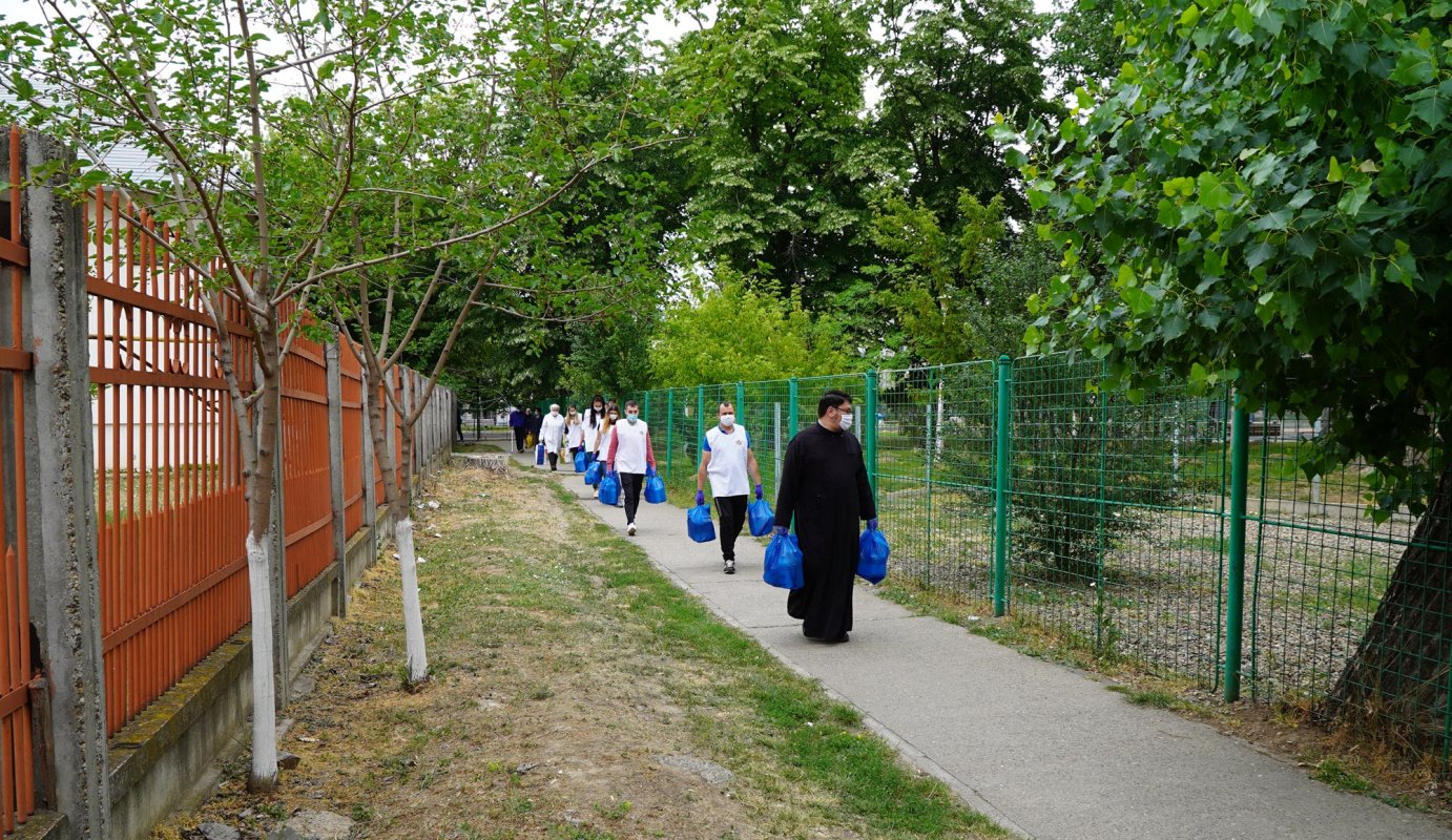 Tablete pentru elevi și ajutoare pentru săraci în vreme de pandemie 145270