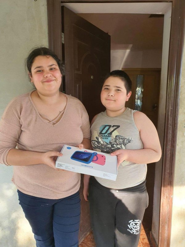 Tablete pentru elevi și ajutoare pentru săraci în vreme de pandemie 145272