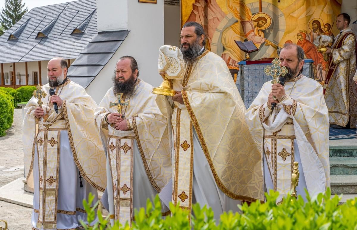 Sărbătoarea Sfinţilor Împăraţi Constantin şi Elena la Catedrala din Roman 145312