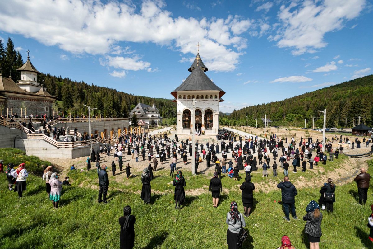 Lacrimi şi flori pentru Arhiepiscopul Sucevei şi Rădăuților 145388