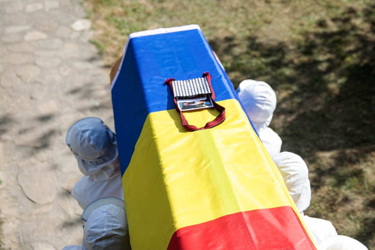 Lacrimi şi flori pentru Arhiepiscopul Sucevei şi Rădăuților 145390