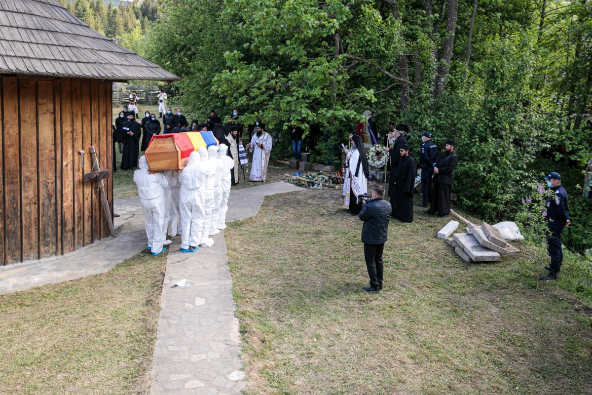 Lacrimi şi flori pentru Arhiepiscopul Sucevei şi Rădăuților 145391