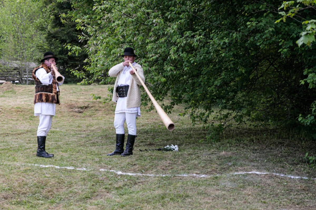 Lacrimi şi flori pentru Arhiepiscopul Sucevei şi Rădăuților 145392