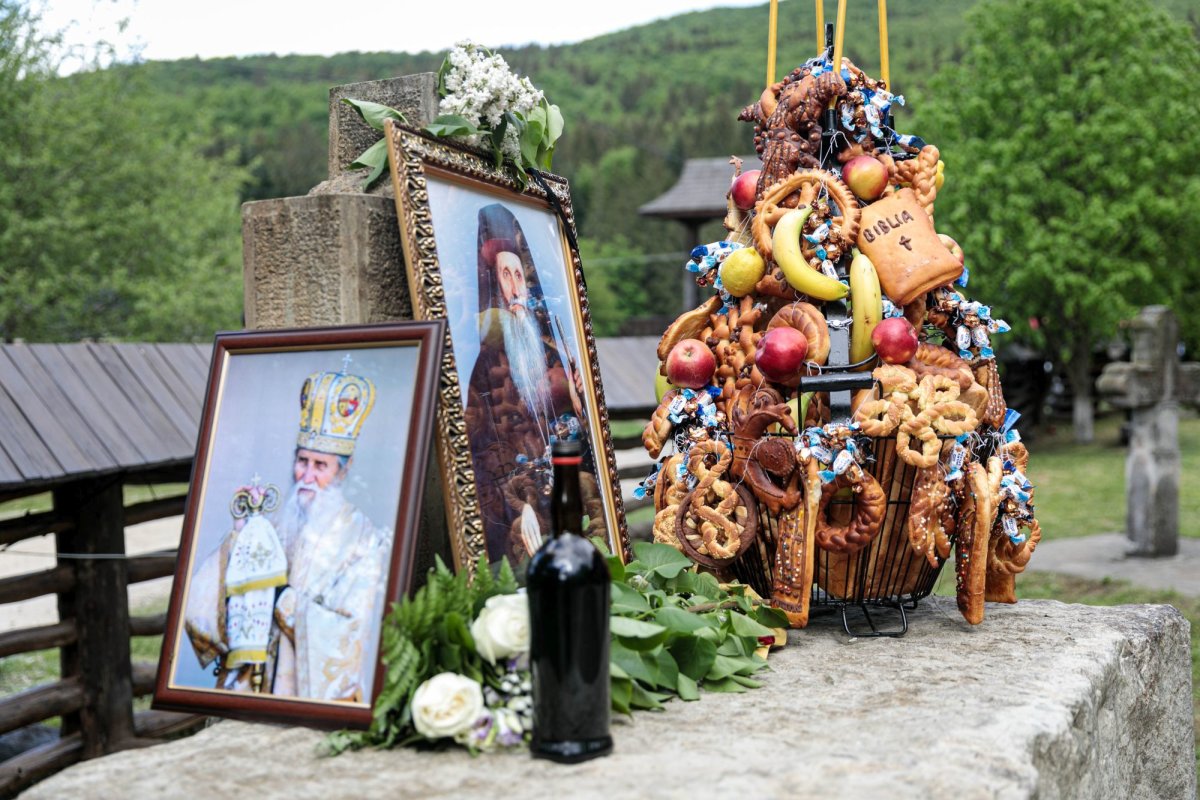 Lacrimi şi flori pentru Arhiepiscopul Sucevei şi Rădăuților 145393