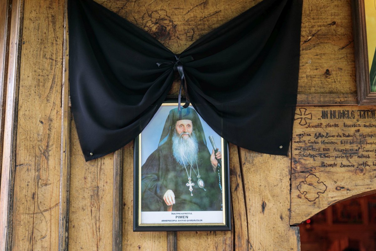 Lacrimi şi flori pentru Arhiepiscopul Sucevei şi Rădăuților 145395