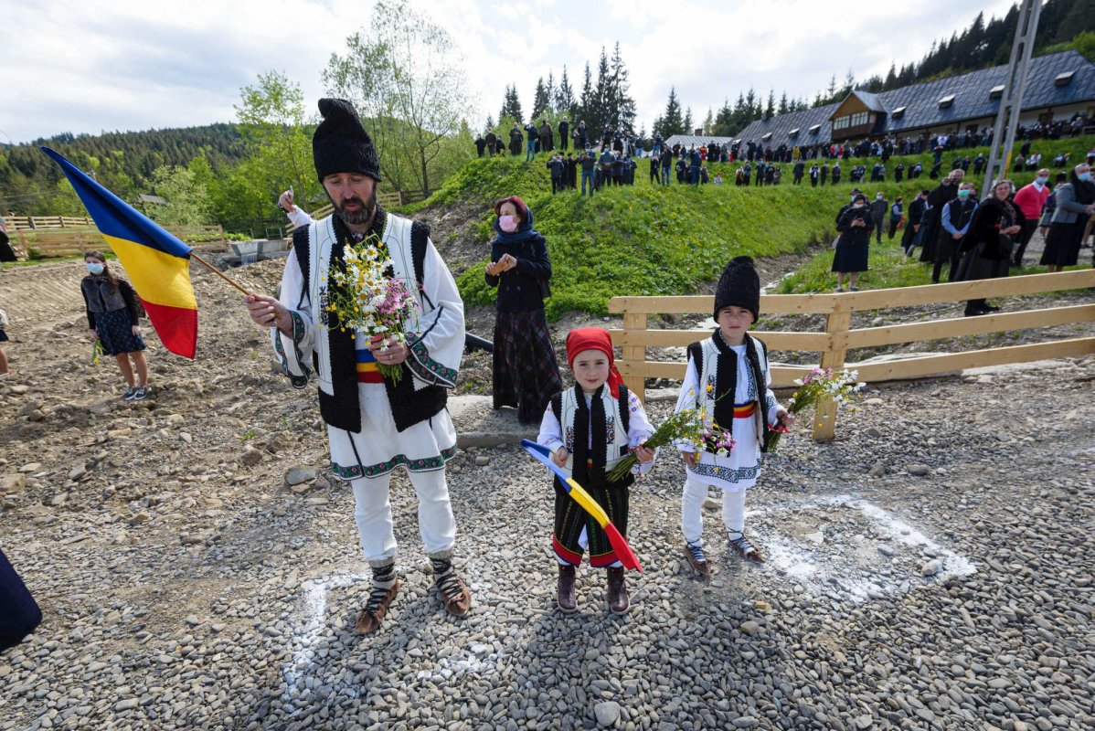 Lacrimi şi flori pentru Arhiepiscopul Sucevei şi Rădăuților 145396