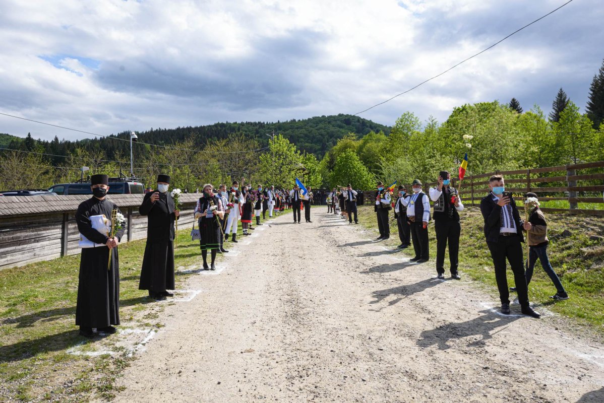 Lacrimi şi flori pentru Arhiepiscopul Sucevei şi Rădăuților 145398