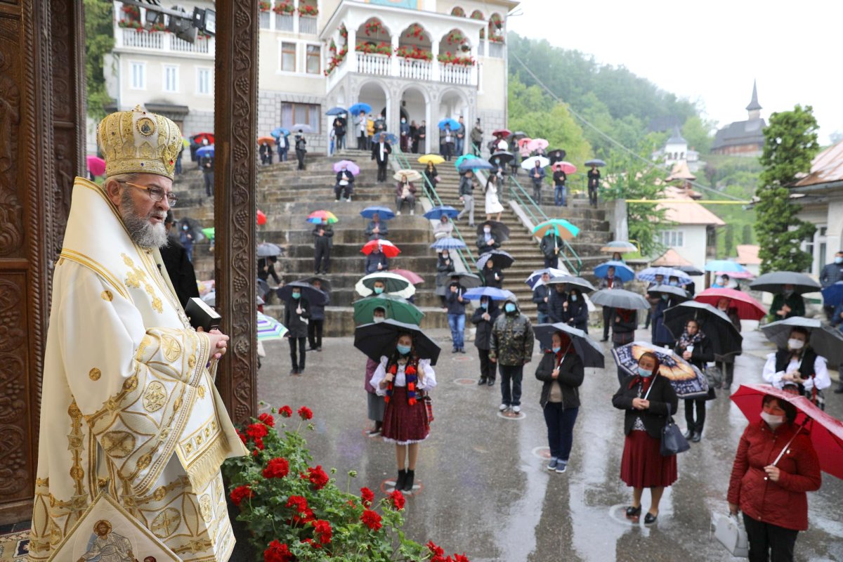 Episcopul Maramureşului şi Sătmarului la Mănăstirea Rohia 145535