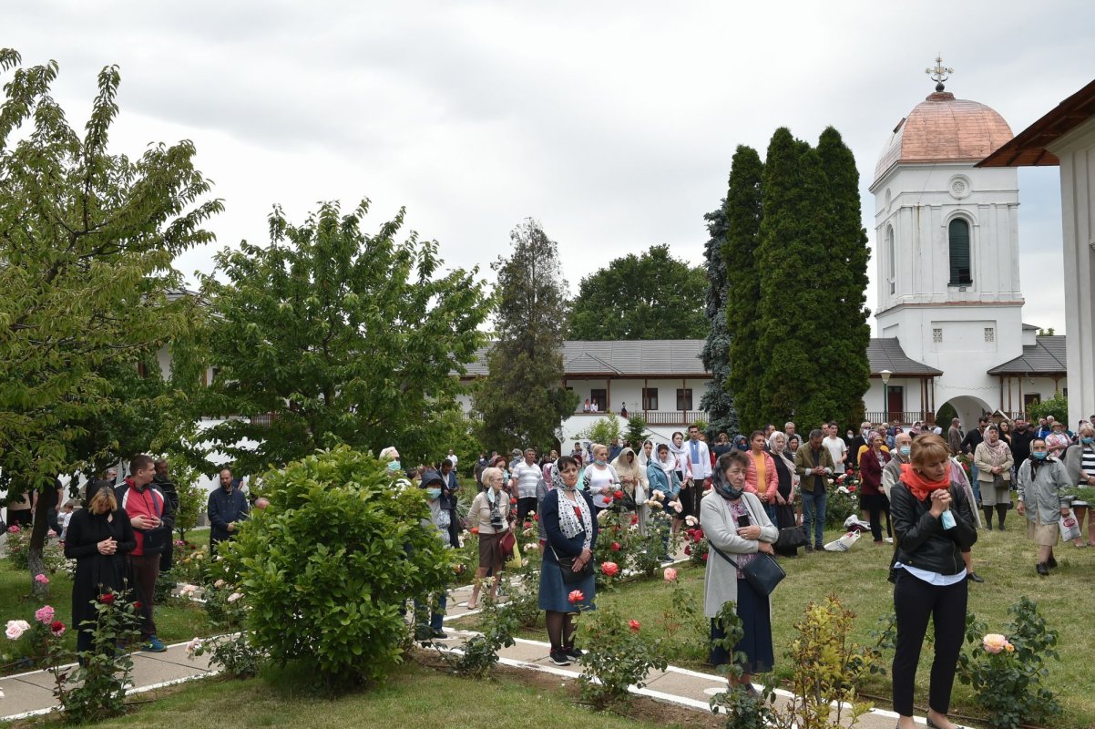 Pogorârea Sfântului Duh, prăznuită la mănăstirea ilfoveană Cernica 146241