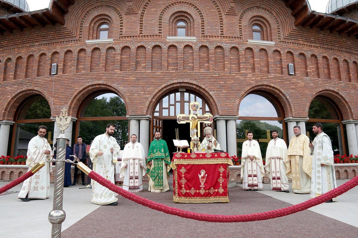 Slujiri arhiereşti în Duminica Rusaliilor în Muntenia și Dobrogea 146366