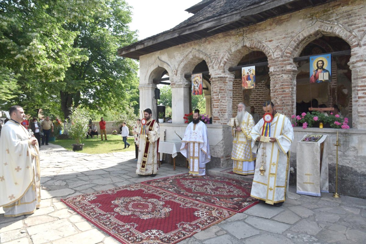 Praznicul Preasfintei Treimi la mănăstiri istorice oltene 146507