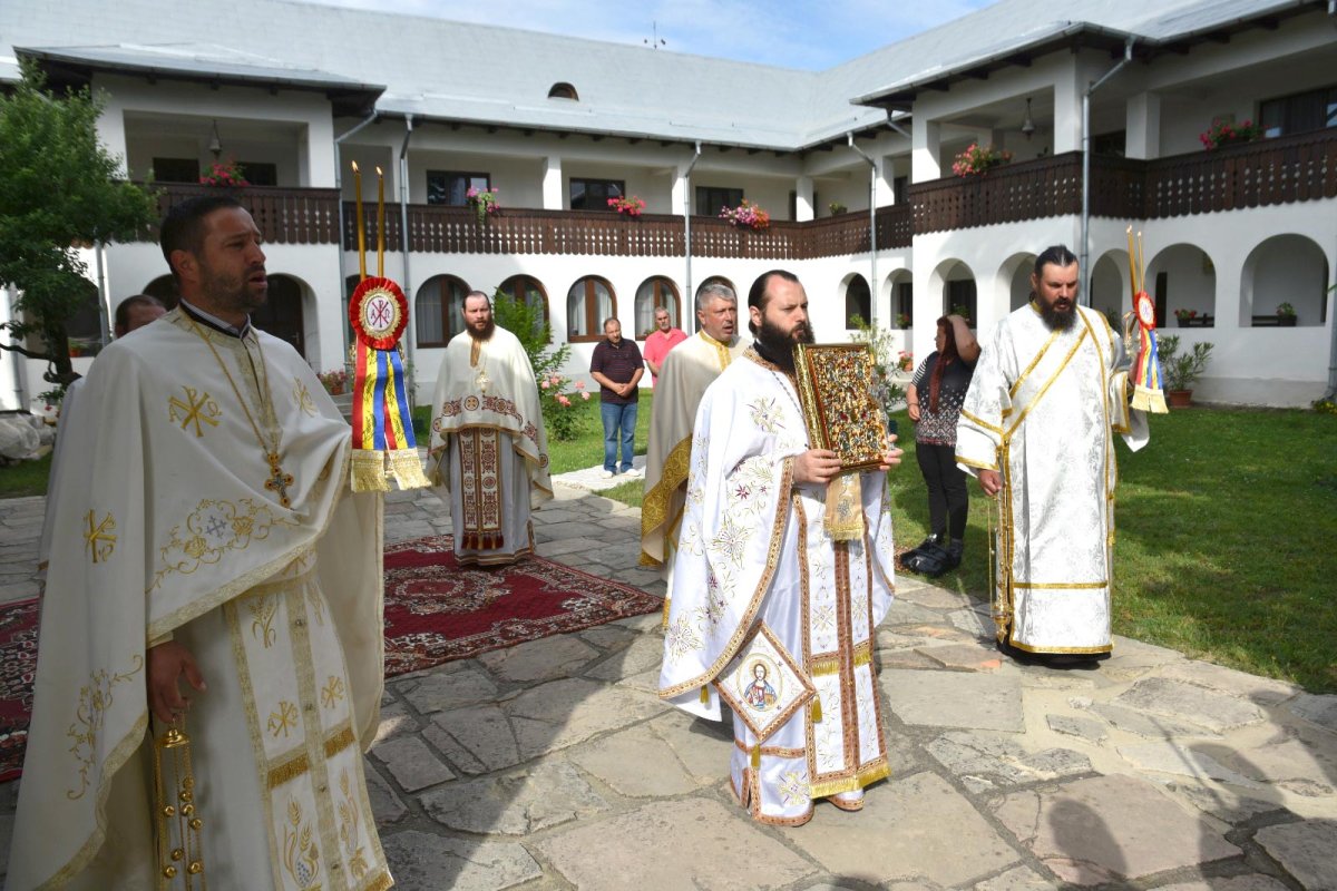 Praznicul Preasfintei Treimi la mănăstiri istorice oltene 146508