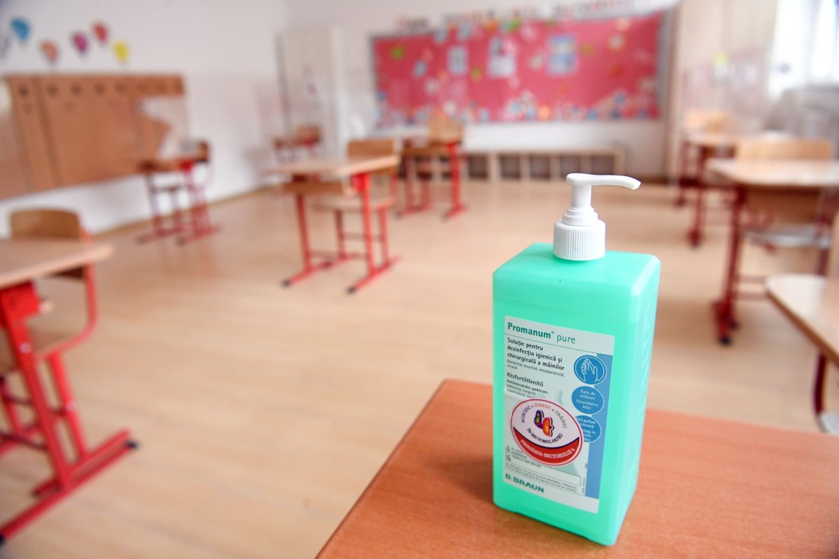 Se caută soluţii pentru distanţarea elevilor  146516