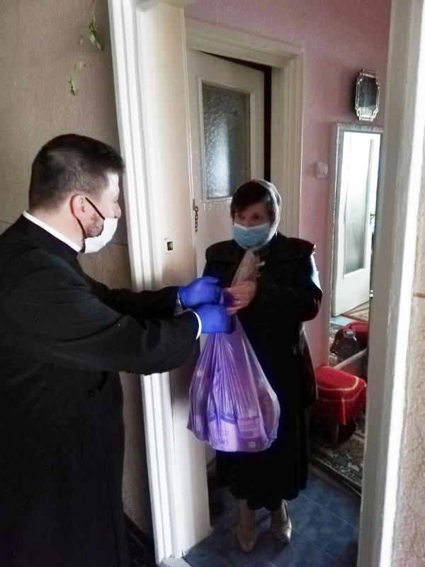Ajutorarea persoanelor vulnerabile continuă în eparhii 146541