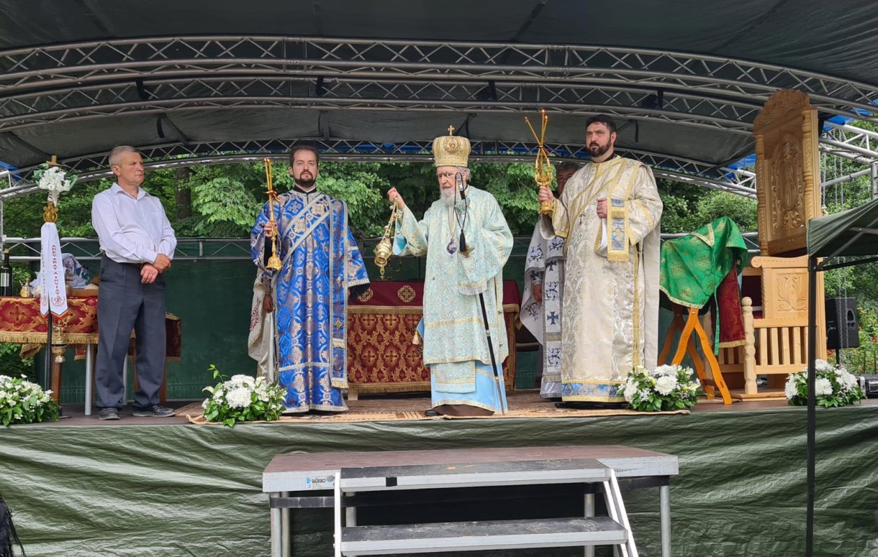 Înnoire și binecuvântare la biserica din Luncșoara, județul Arad 146820