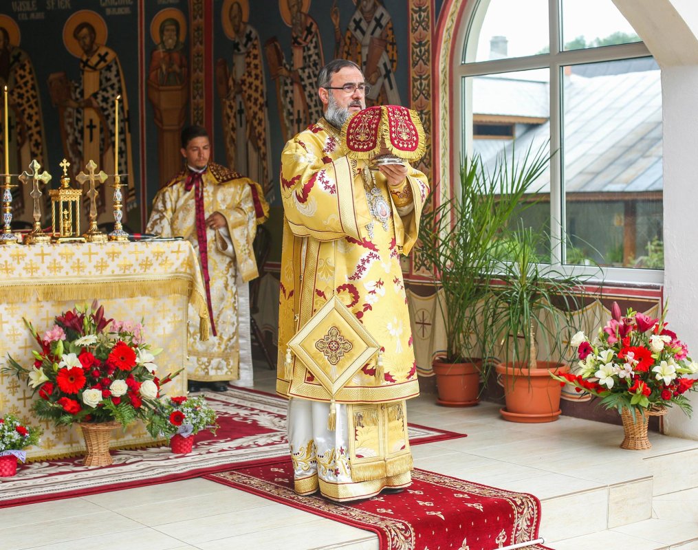 Slujiri arhiereşti în Duminica Tuturor Sfinţilor 146759