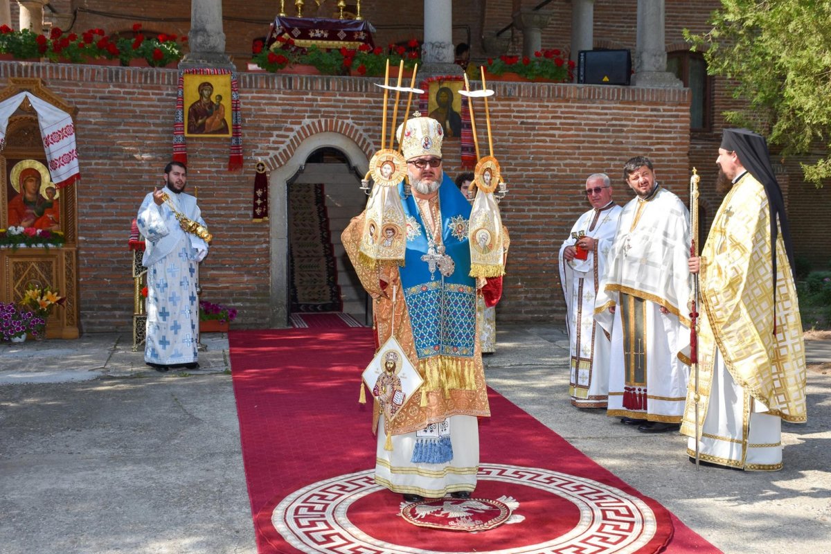 Slujiri arhiereşti în Duminica Tuturor Sfinţilor 146761