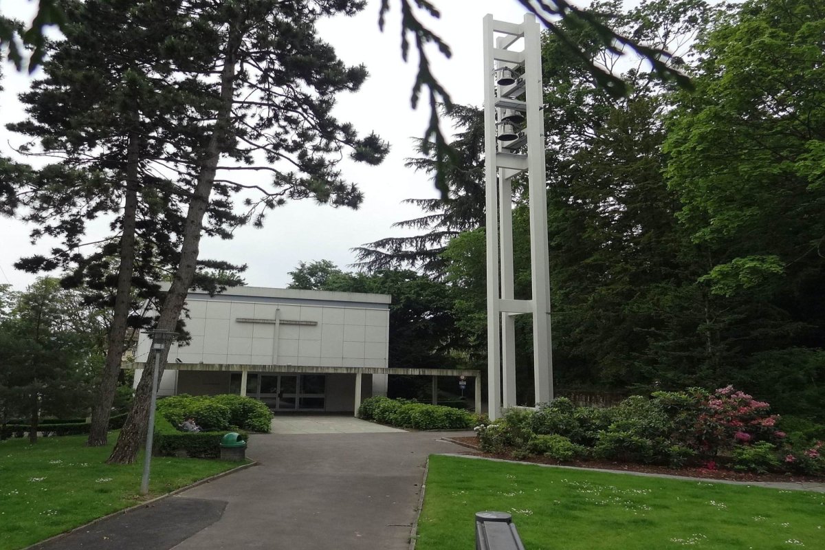 Capela din Lausanne, locul unde „încap” toţi sfinţii români 147121