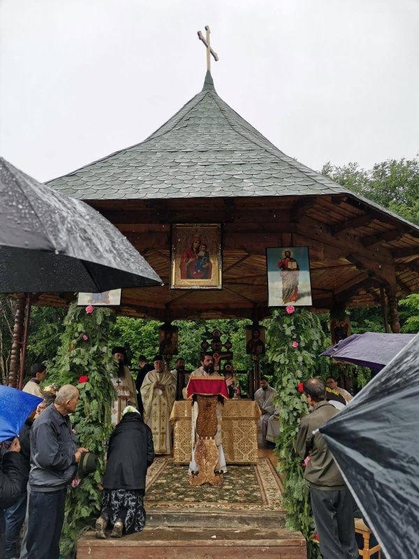 Biserica mănăstirii bistriţene Telcișor-Buscatu a fost resfinţită 147366