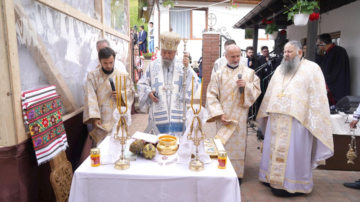 Resfințirea Bisericii „Adormirea Maicii Domnului“ din Moieciu de Sus 147360