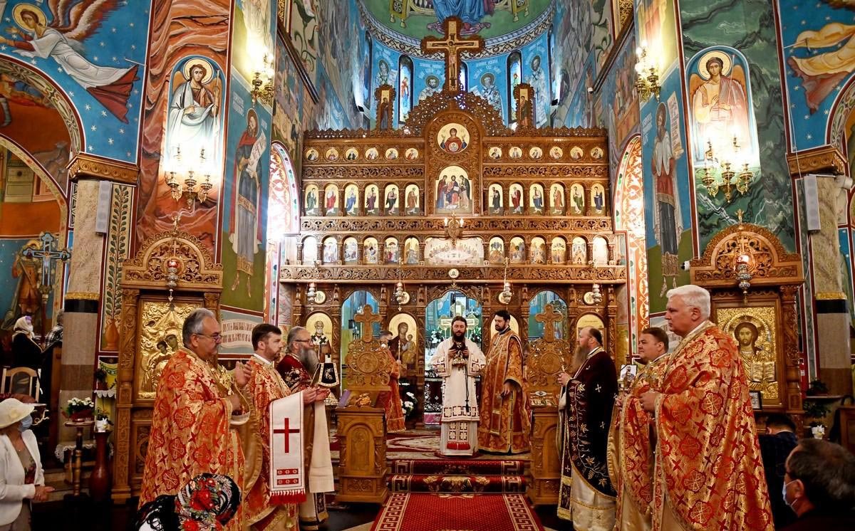 Slujire arhierească la catedrala din Humor 147387