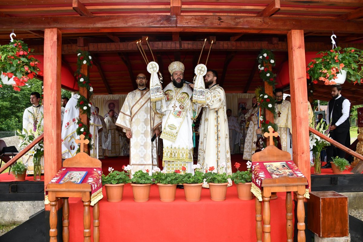 Slujire arhierească la Mănăstirea Poiana Mărului din Caraș-Severin 147509