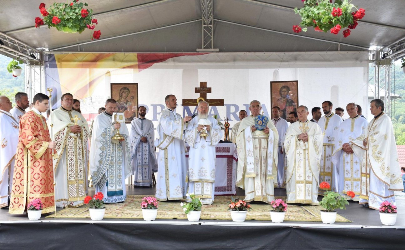 Binecuvântare la sărbătoarea Parohiei „Sfinții Apostoli Petru și Pavel” din Dej 147764