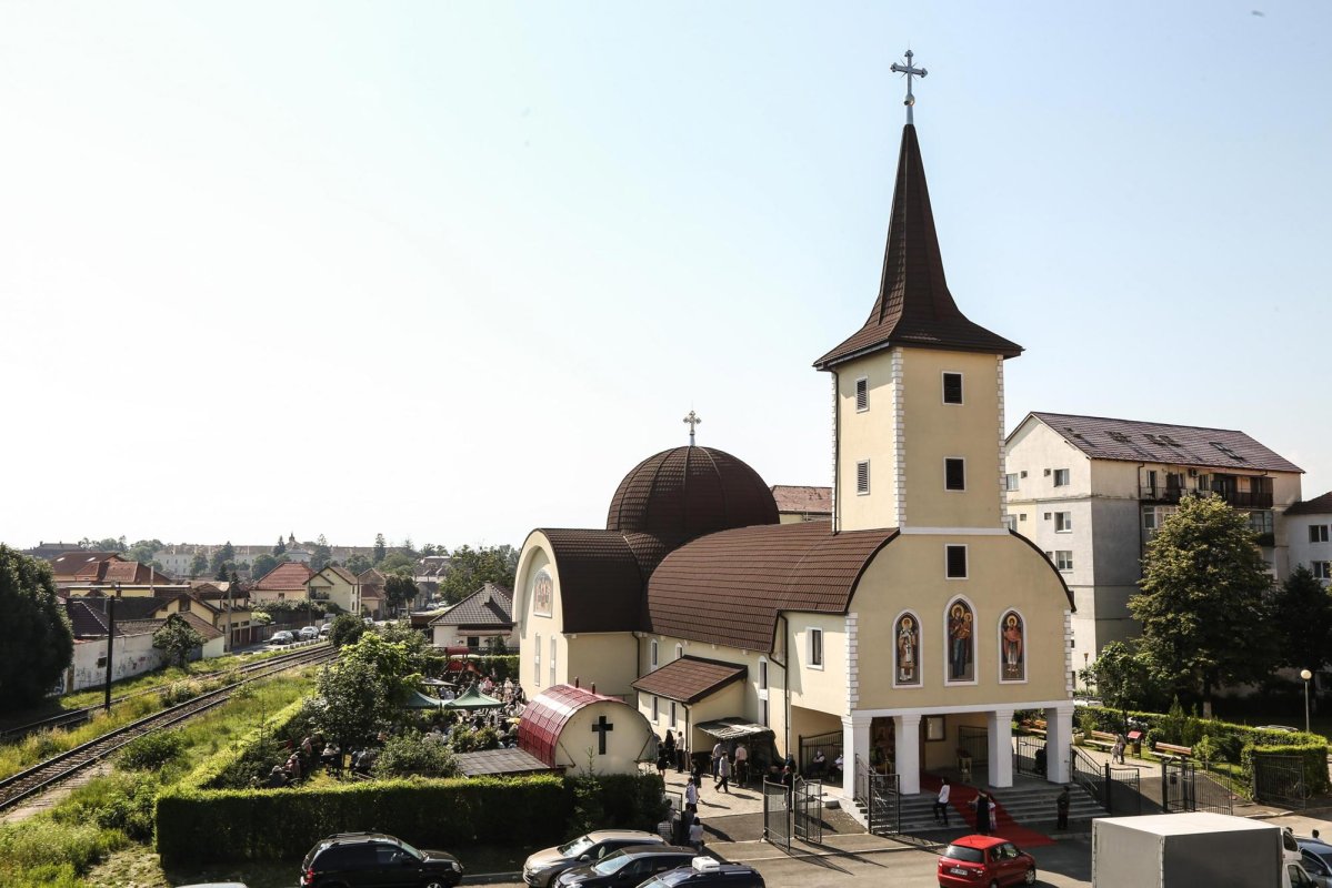Prezenţă arhierească la Biserica „Sfântul Mucenic Pantelimon” şi „Sfântul Ierarh Andrei Şaguna” din Sibiu 147762