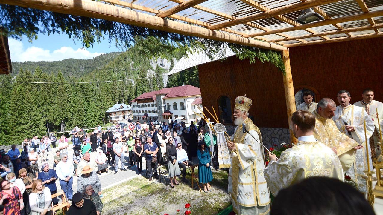 Praznic luminos la Mănăstirea Peștera din județul Dâmbovița 147833
