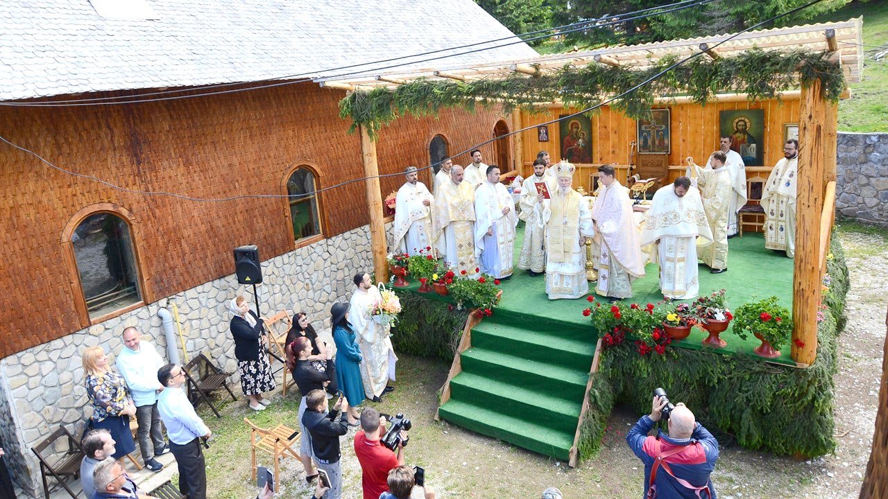 Praznic luminos la Mănăstirea Peștera din județul Dâmbovița 147834