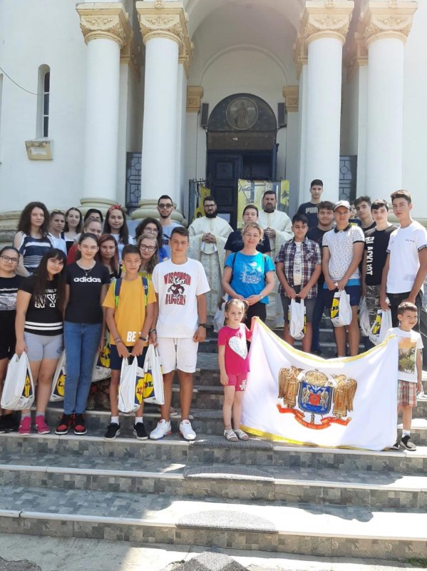 Parohia „Sfântul Nicolae” din Calafat, alături de elevii absolvenți 147897