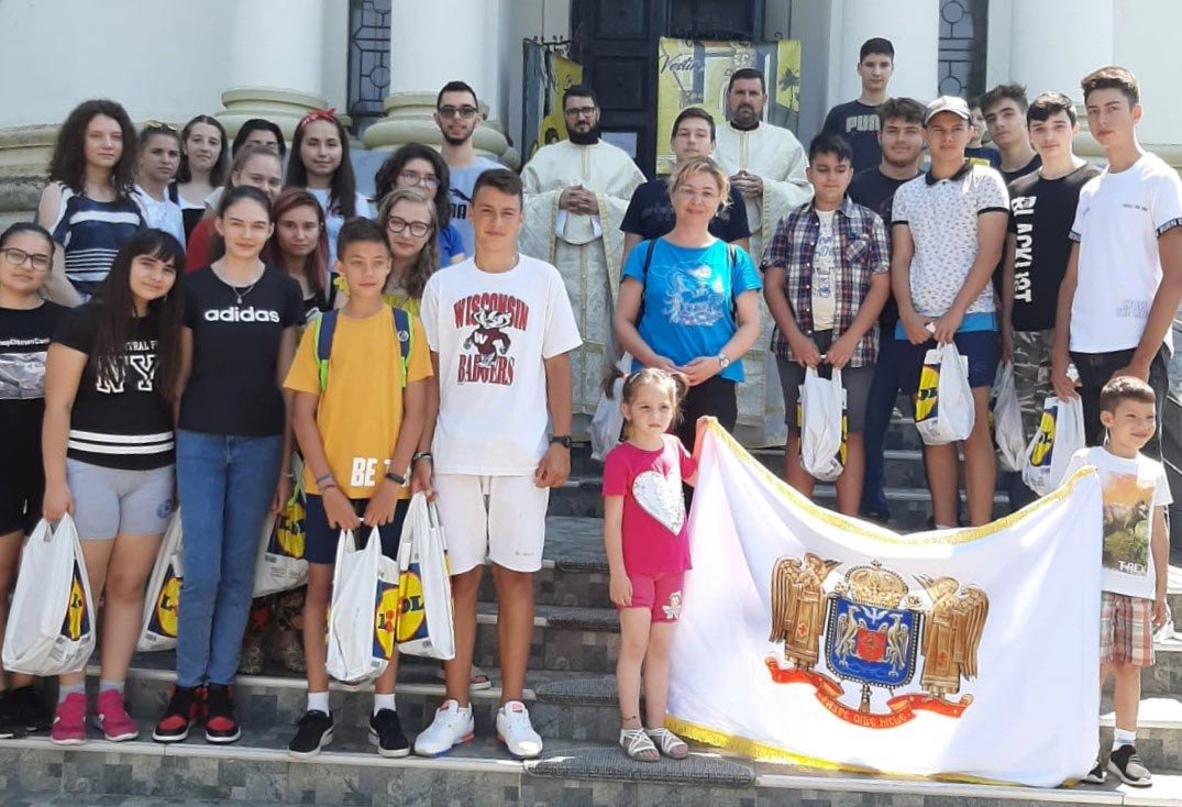 Parohia „Sfântul Nicolae” din Calafat, alături de elevii absolvenți 147899