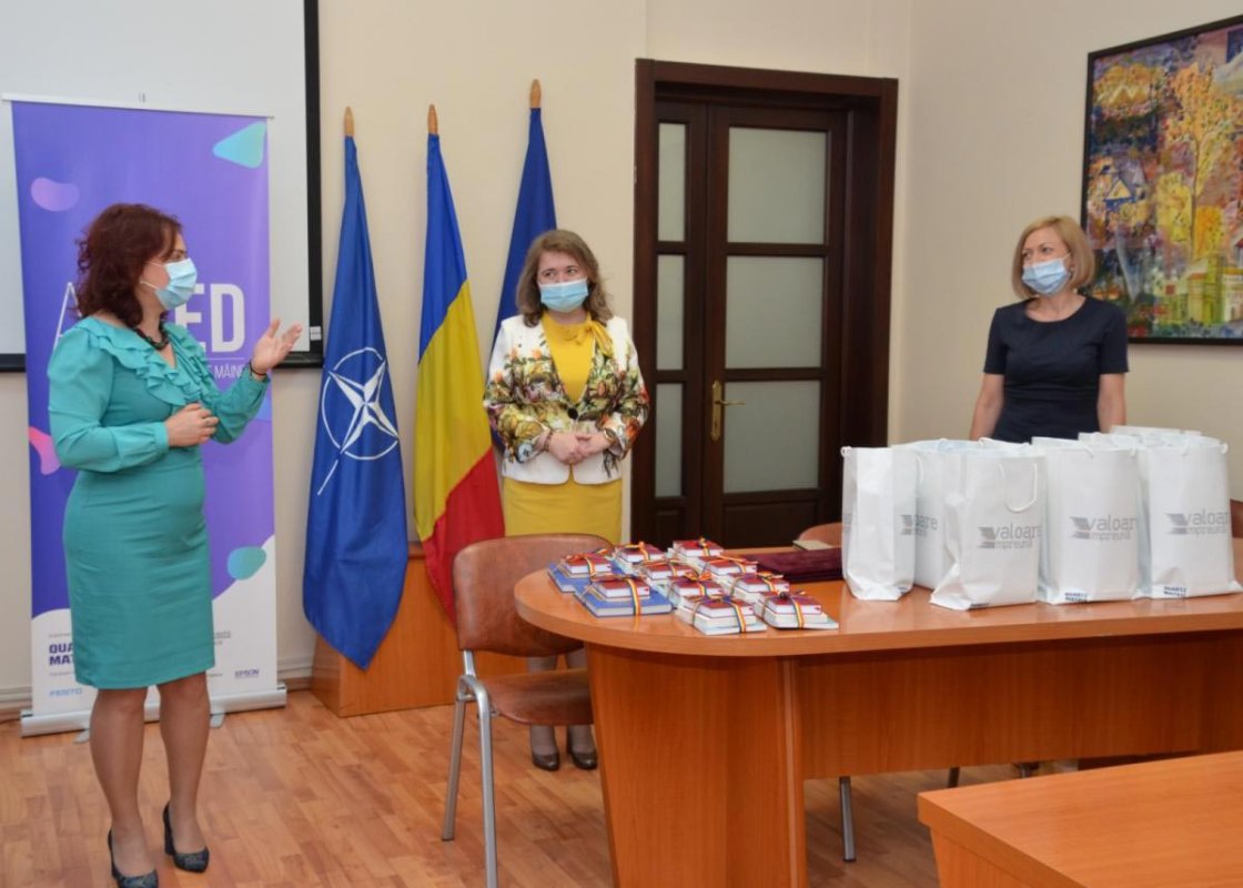 Tablete donate de profesorii de religie pentru elevii din Iaşi 147912