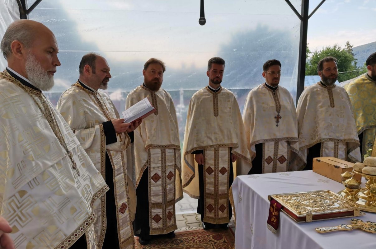 Catapeteasma bisericii-monument a Parohiei Bâtca Doamnei a fost resfințită 147991