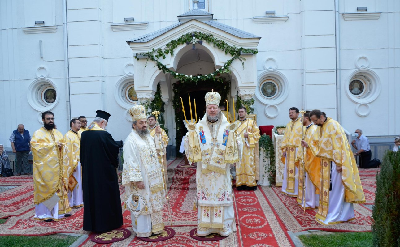 Sfinții Apostoli Petru și Pavel, ocrotitorii Devei 148005