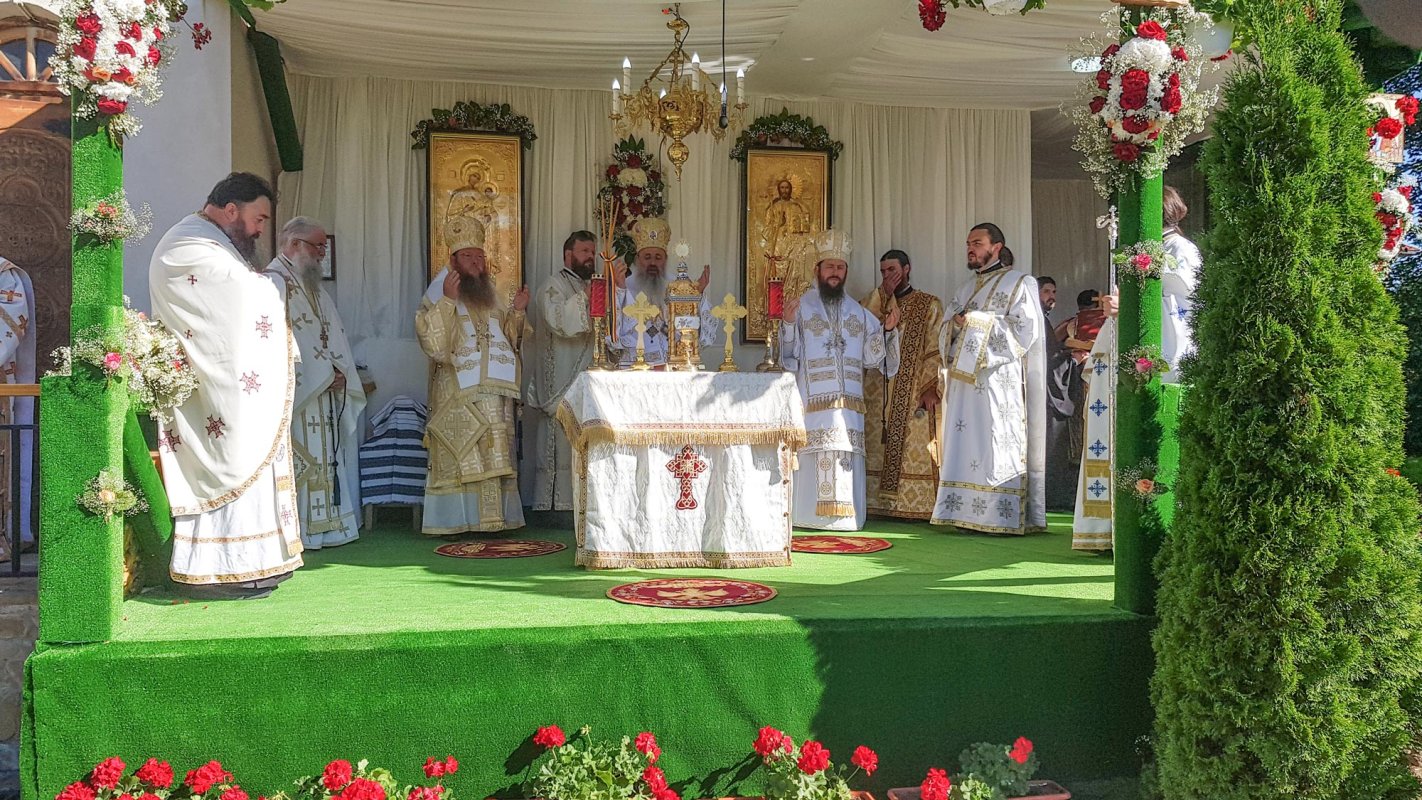 Trei ierarhi la hramul Mănăstirii Bogdana din Rădăuți 147992