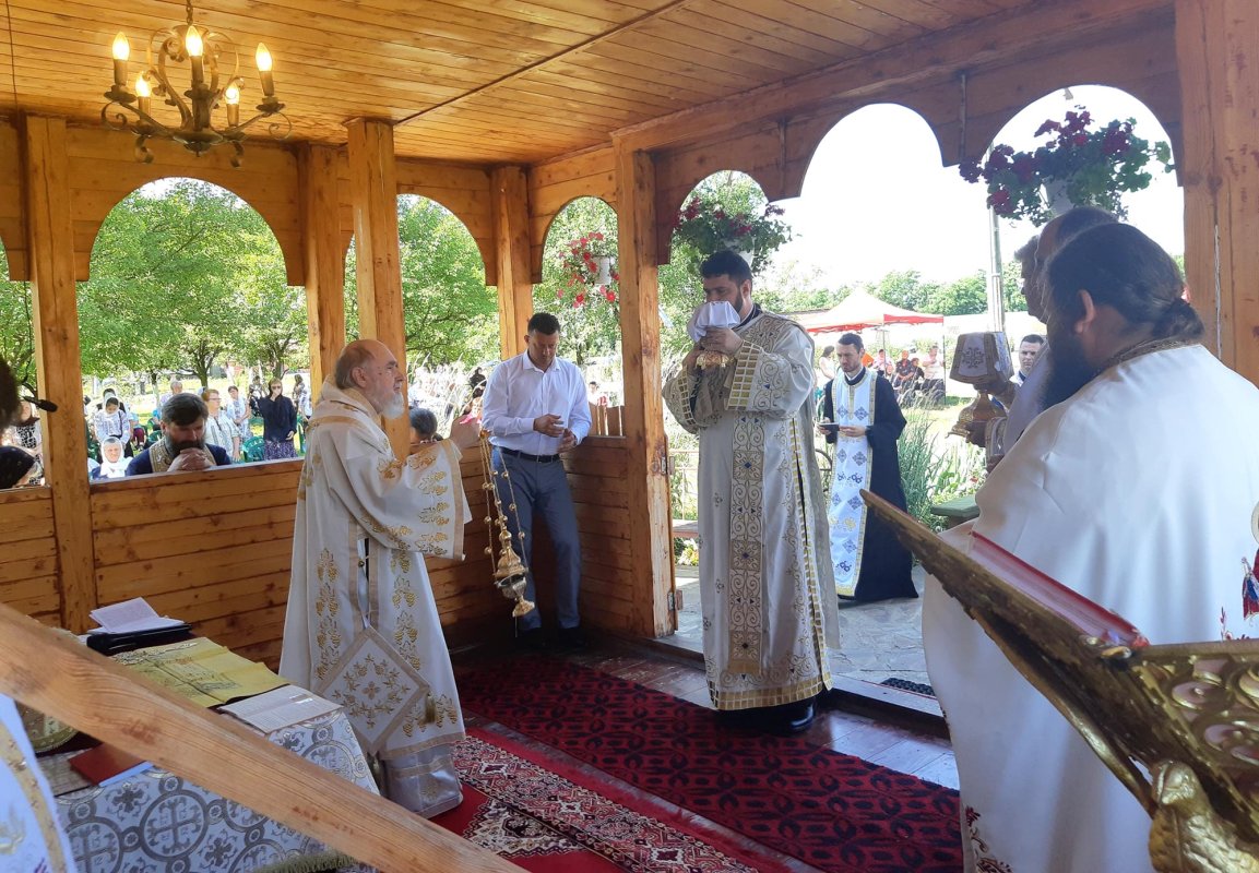 Slujire arhierească la schitul de la Tămand, județul Arad 148078