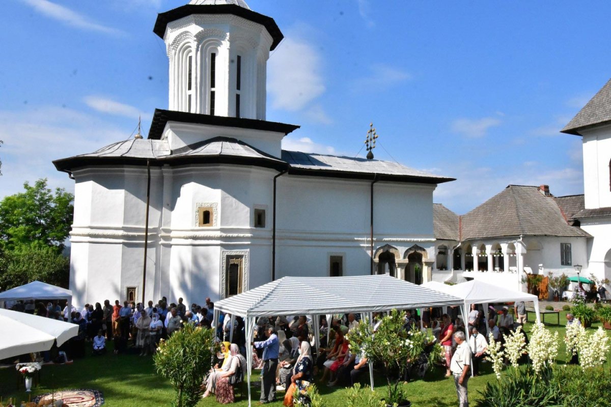 Arhiepiscopul Râmnicului, în mijlocul obştii monahale de la Surpatele 148184