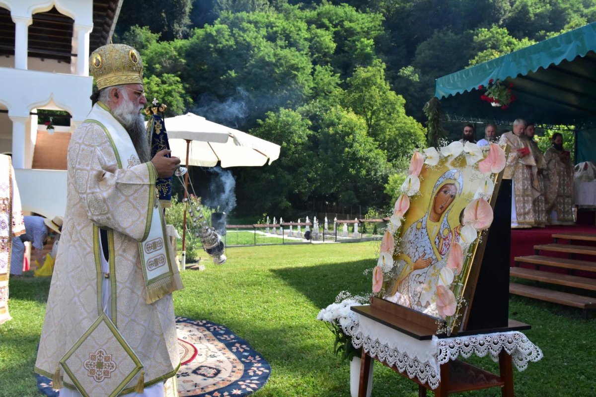 Arhiepiscopul Râmnicului, în mijlocul obştii monahale de la Surpatele 148185