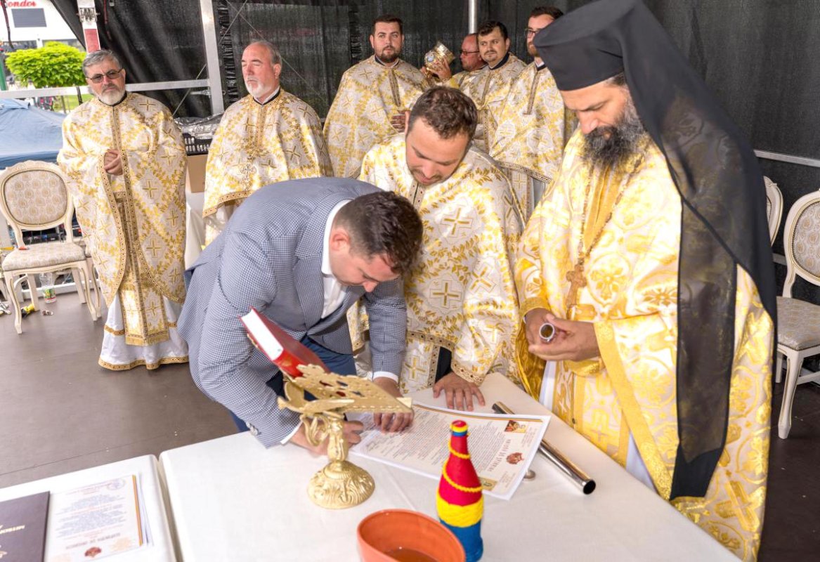 Sfinţire de biserică în localitatea nemţeană Dulceşti 148159