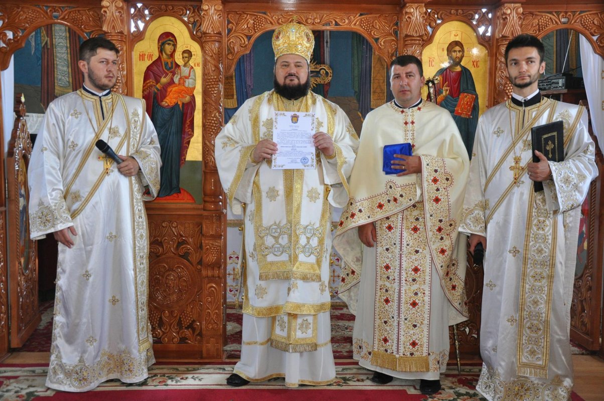 Iconostasul bisericii din Aleuș a fost sfinţit 148293