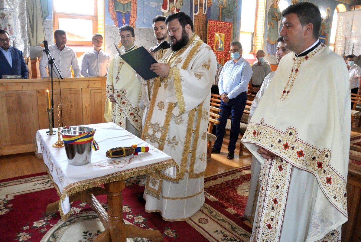 Iconostasul bisericii din Aleuș a fost sfinţit 148294