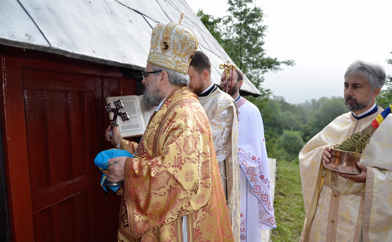 Târnosirea bisericii din satul hunedorean Cutin 148292