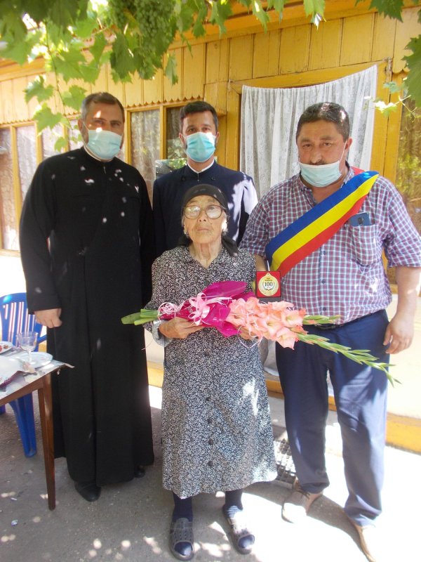 Distincţie eparhială pentru Trandafira Radu la împlinirea vârstei de 100 de ani  148450