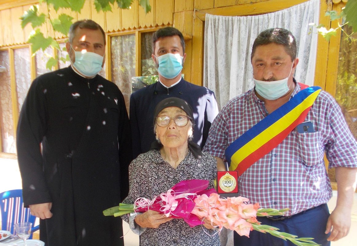 Distincţie eparhială pentru Trandafira Radu la împlinirea vârstei de 100 de ani  148452