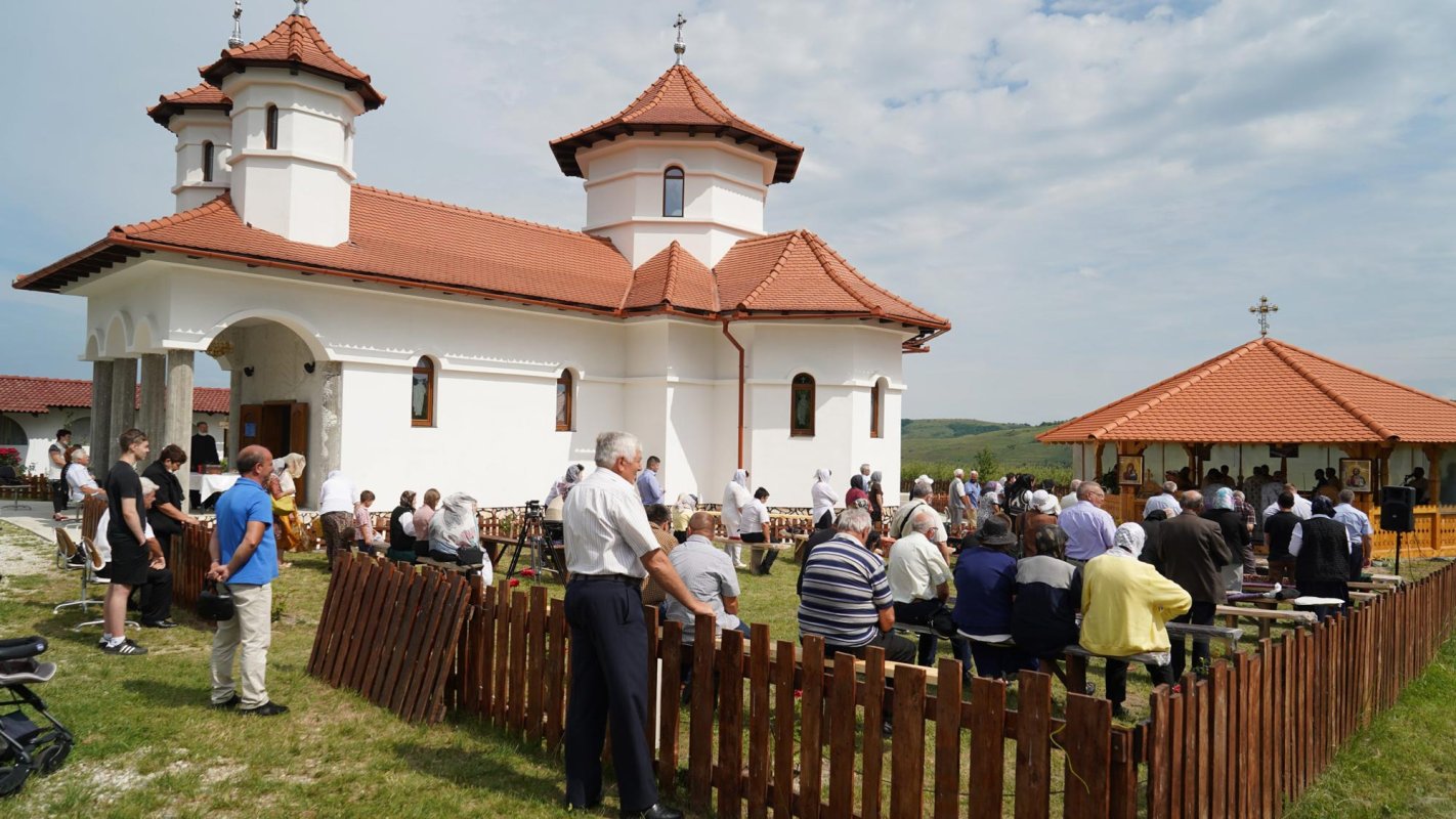Binecuvântare arhierească la Schitul „Acoperământul Maicii Domnului” din Șura Mare, Sibiu 148591