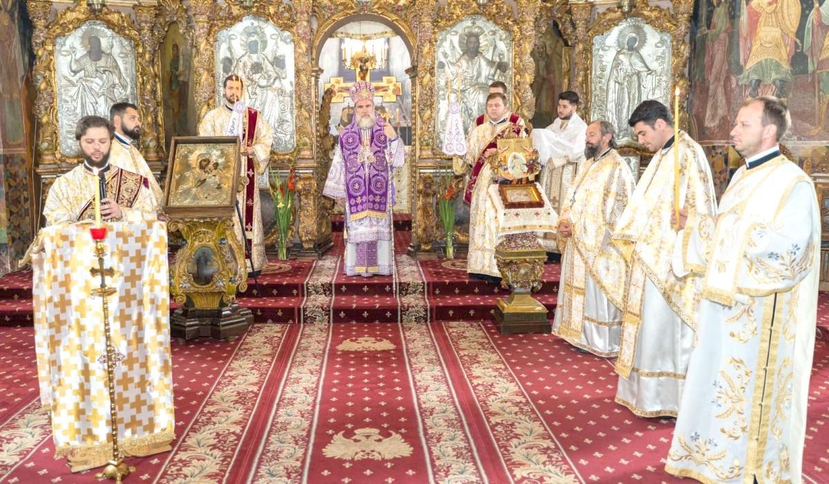 Liturghie arhierească la Catedrala Arhiepiscopală din Roman 148601
