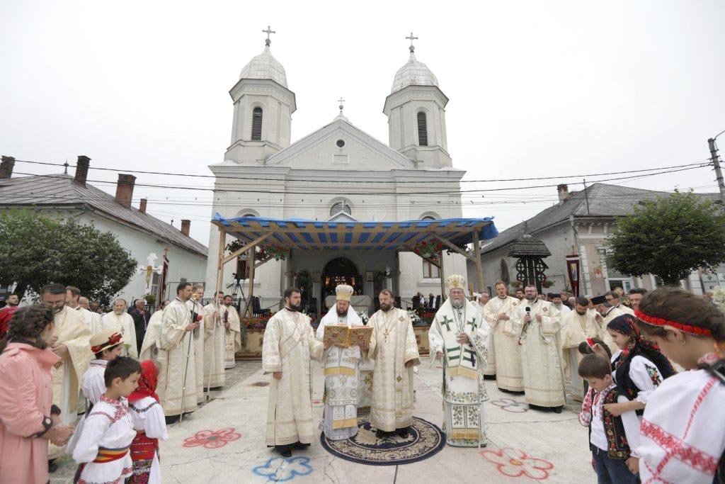 Resfințirea Bisericii „Sfinții Arhangheli Mihail și Gavriil” din Târgu Lăpuș 148748