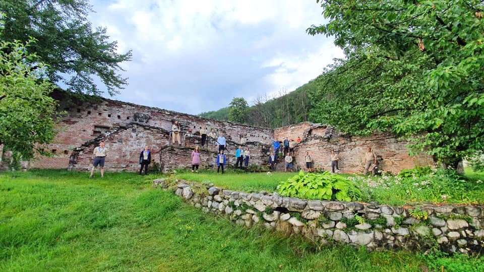 Tineri pelerini pe drumul mănăstirilor vâlcene 149392