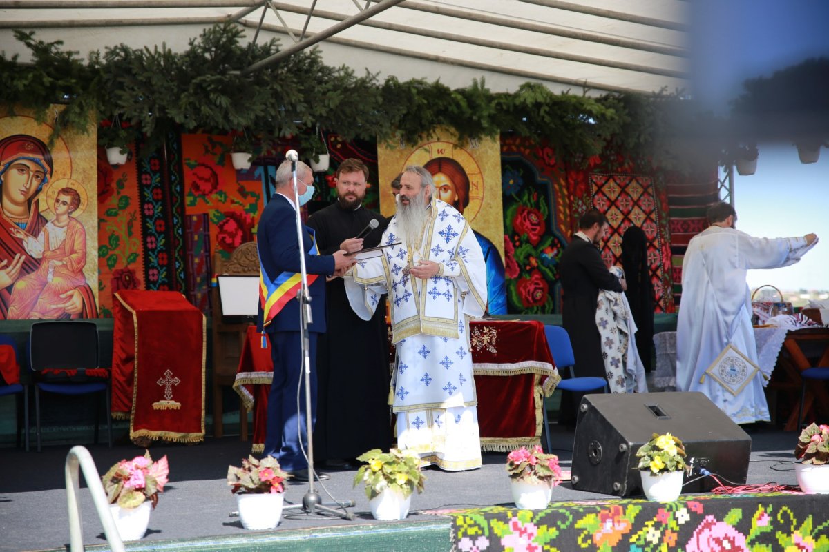 A fost sfințită biserica cimitirului din localitatea Valea Adâncă 150101